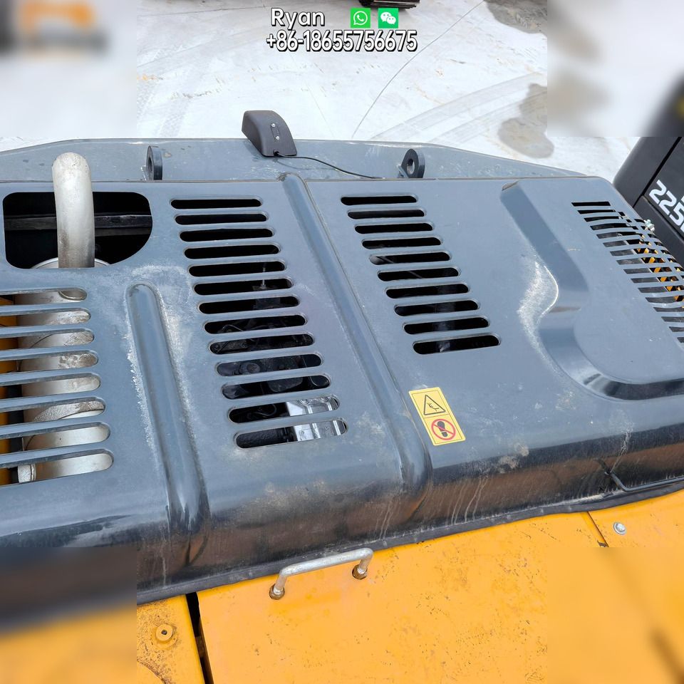 2025 Hyundai HX220HD crawler excavator engine cover view 2025 Hyundai HX220HD crawler excavator engine cover view