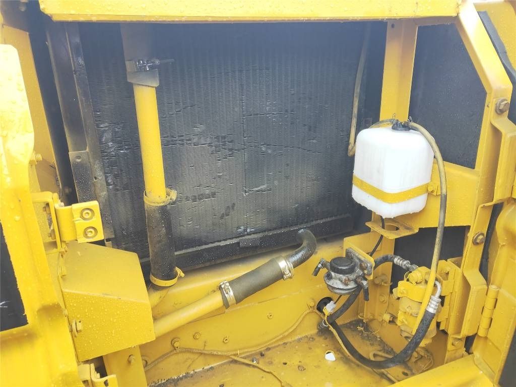 2019 Caterpillar 320B crawler excavator engine compartment view 2019 Caterpillar 320B crawler excavator engine compartment view