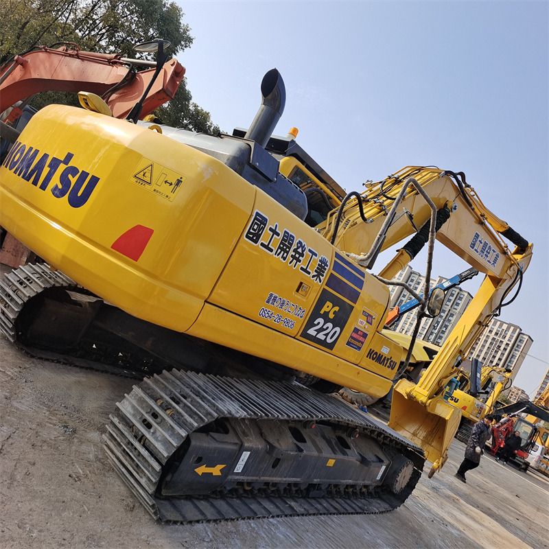 Excavator pe senile 2023 Komatsu PC220-8, vedere spate trei sferturi