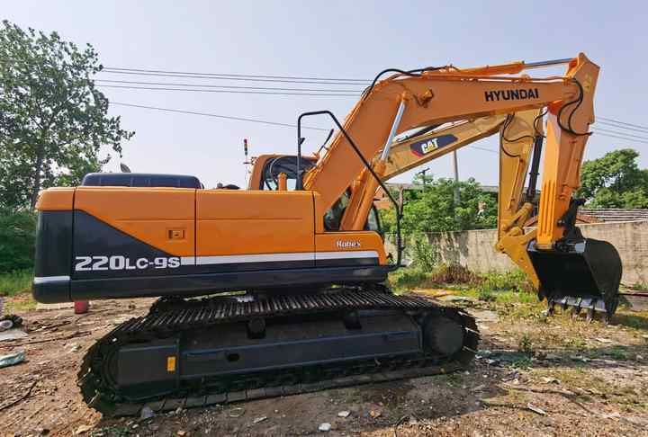 2016 Hyundai R220LC-9S crawler excavator side view 2016 Hyundai R220LC-9S crawler excavator side view