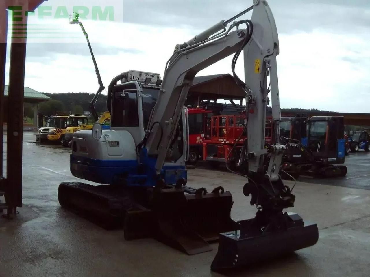 2016 Takeuchi TB260 mini excavator, front three-quarter view 2016 Takeuchi TB260 mini excavator, front three-quarter view