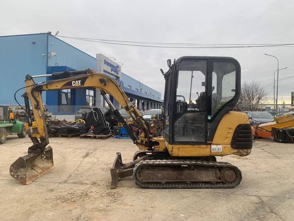 2000 Caterpillar 302.5 mini excavator, side view 2000 Caterpillar 302.5 mini excavator, side view