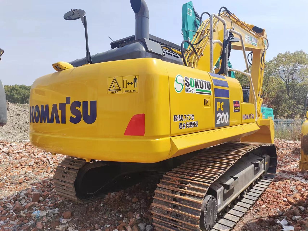 Koparka gąsienicowa Komatsu PC200-8 z 2023 r., widok z tyłu z trzech czwartych Koparka gąsienicowa Komatsu PC200-8 z 2023 r., widok z tyłu z trzech czwartych