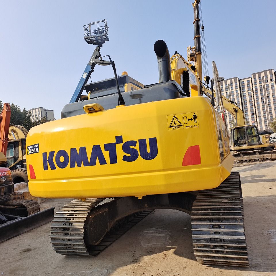 Escavatore cingolato Komatsu PC200-8 del 2023, vista posteriore