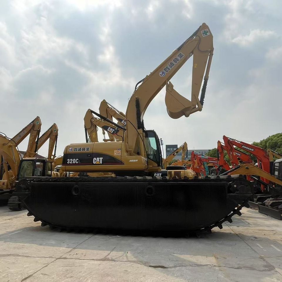 Pelle amphibie Caterpillar 320CL 2022, vue de profil Pelle amphibie Caterpillar 320CL 2022, vue de profil