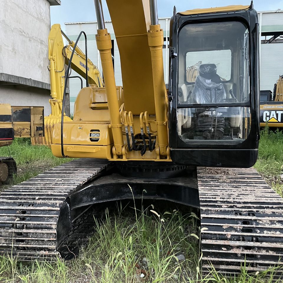 Caterpillar 320CL paletli ekskavatör, önden görünüm Caterpillar 320CL paletli ekskavatör, önden görünüm