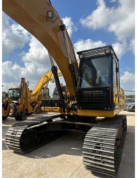 Escavatore cingolato Caterpillar 320D2 del 2023, vista anteriore tre quarti Escavatore cingolato Caterpillar 320D2 del 2023, vista anteriore tre quarti