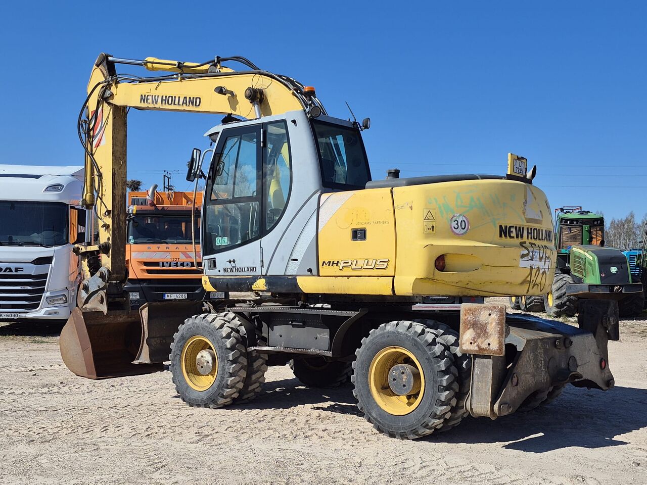 2007 New Holland MH-PLUS wheel excavator, side view 2007 New Holland MH-PLUS wheel excavator, side view