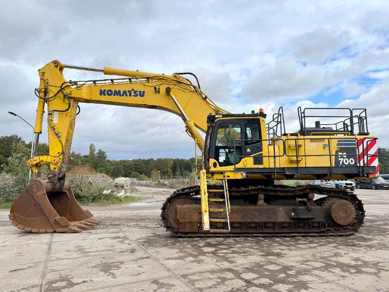 2015 Komatsu PC700LC-8EO crawler excavator, side view 2015 Komatsu PC700LC-8EO crawler excavator, side view