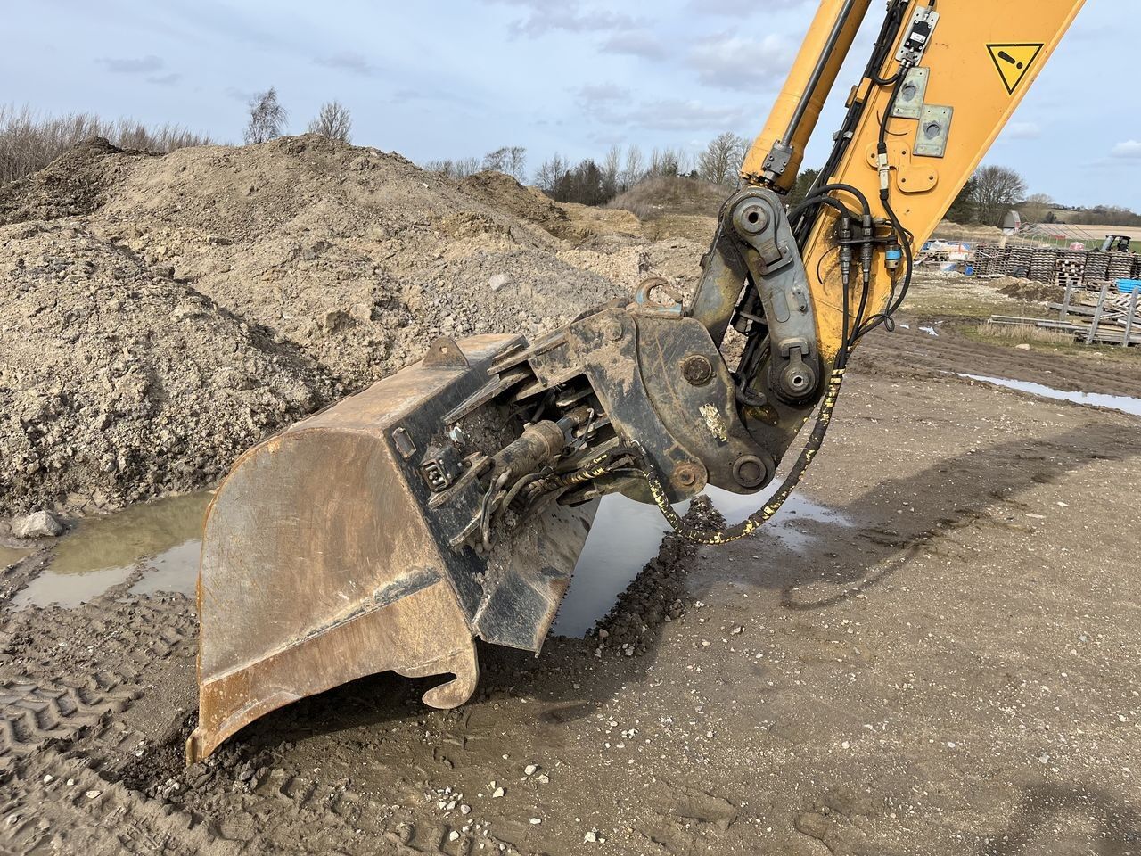 2012 Liebherr 916 crawler excavator bucket and attachment detail