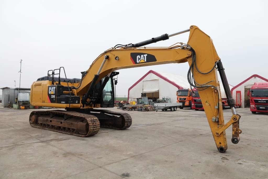 2014 Caterpillar 329ELN crawler excavator, side view 2014 Caterpillar 329ELN crawler excavator, side view