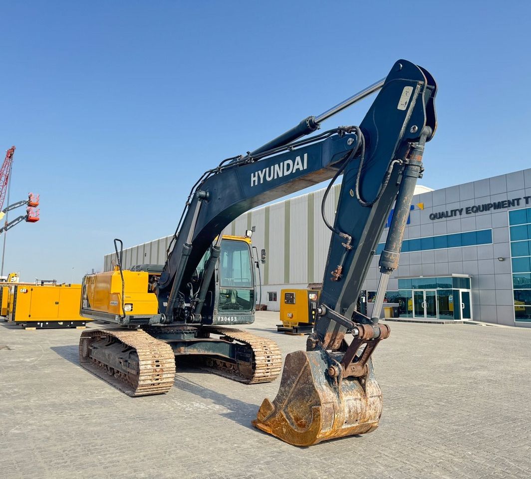 2019 Hyundai R210 crawler excavator, front three-quarter view