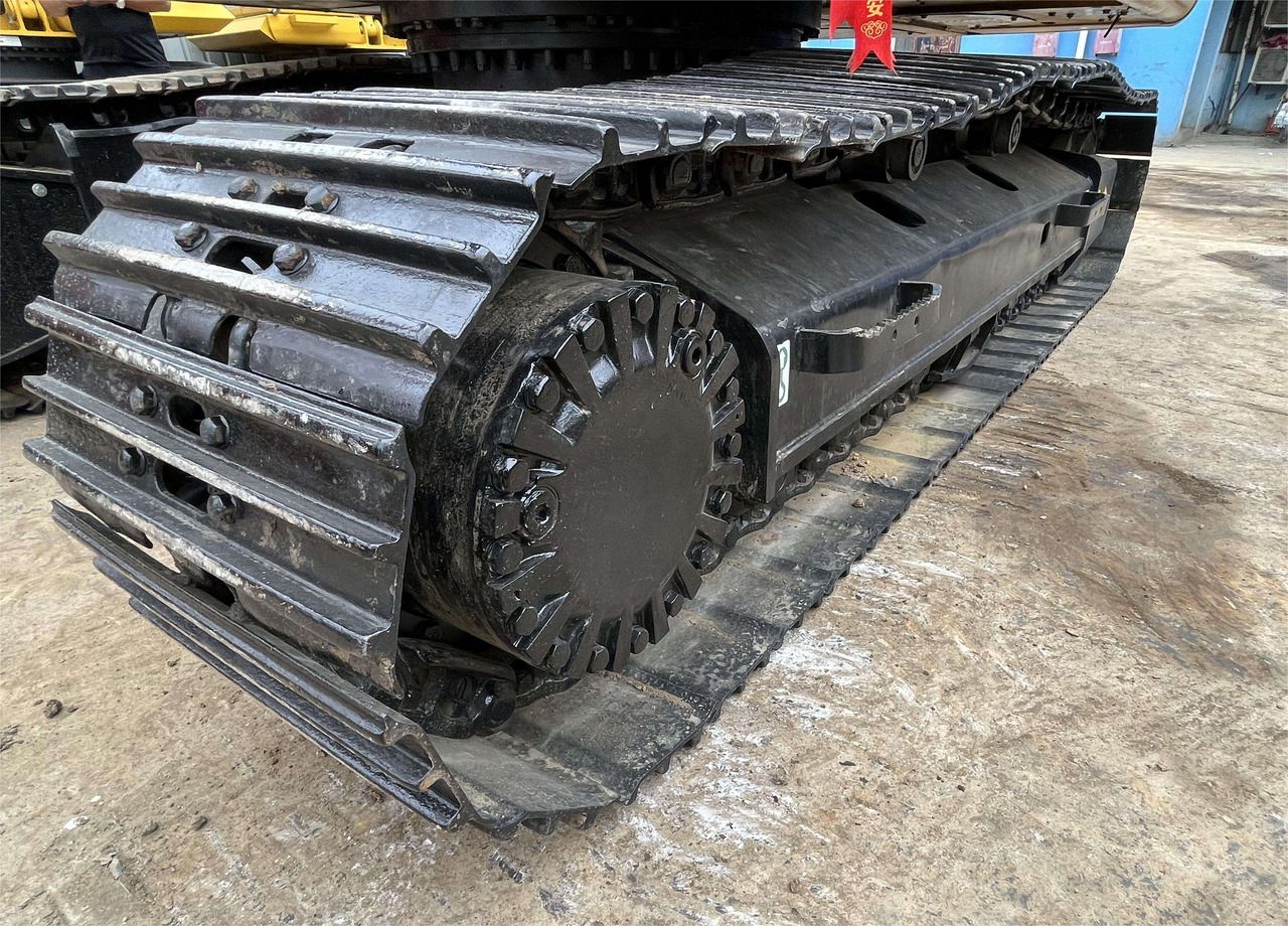 Detal zespołu gąsienicy koparki gąsienicowej 2016 Caterpillar 320D