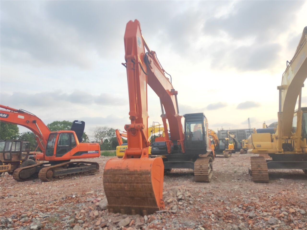 2014 Hitachi ZX350H-3G crawler excavator, front view 2014 Hitachi ZX350H-3G crawler excavator, front view