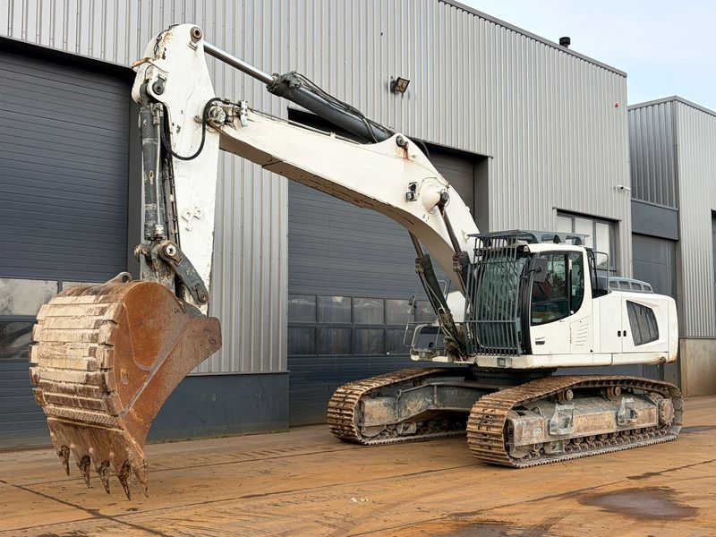 2015 Liebherr R946 crawler excavator, side view 2015 Liebherr R946 crawler excavator, side view