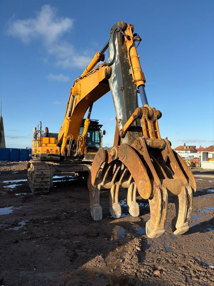 2013 Hyundai R800LC-9 crawler excavator, front three-quarter view with grapple attachment 2013 Hyundai R800LC-9 crawler excavator, front three-quarter view with grapple attachment