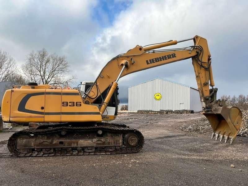 2013 Liebherr R936LC crawler excavator side view