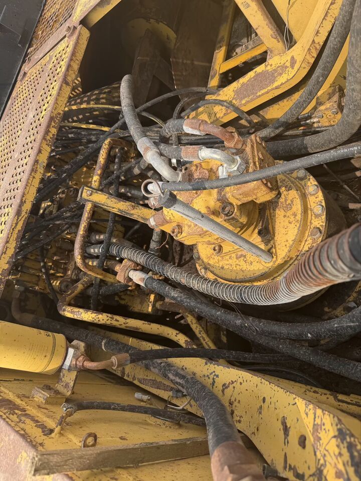 2013 Caterpillar 330B crawler excavator hydraulic pump detail 2013 Caterpillar 330B crawler excavator hydraulic pump detail