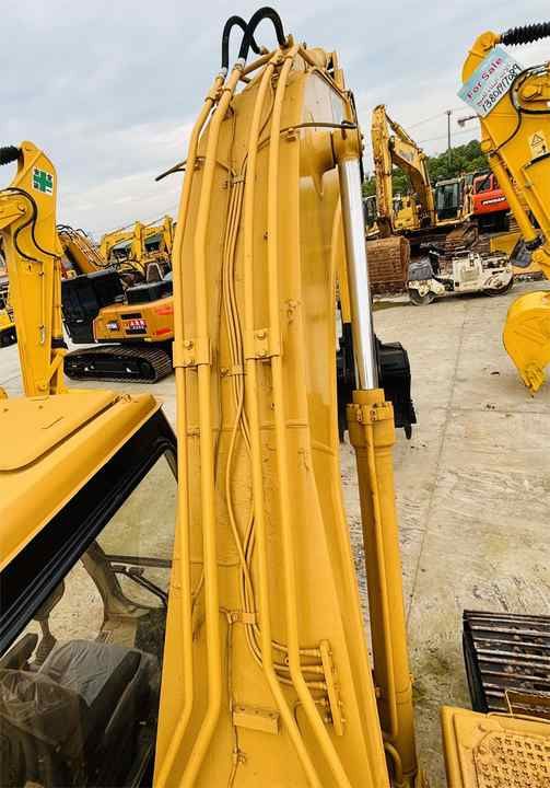 2015 Caterpillar 320B crawler excavator boom and hydraulic detail 2015 Caterpillar 320B crawler excavator boom and hydraulic detail