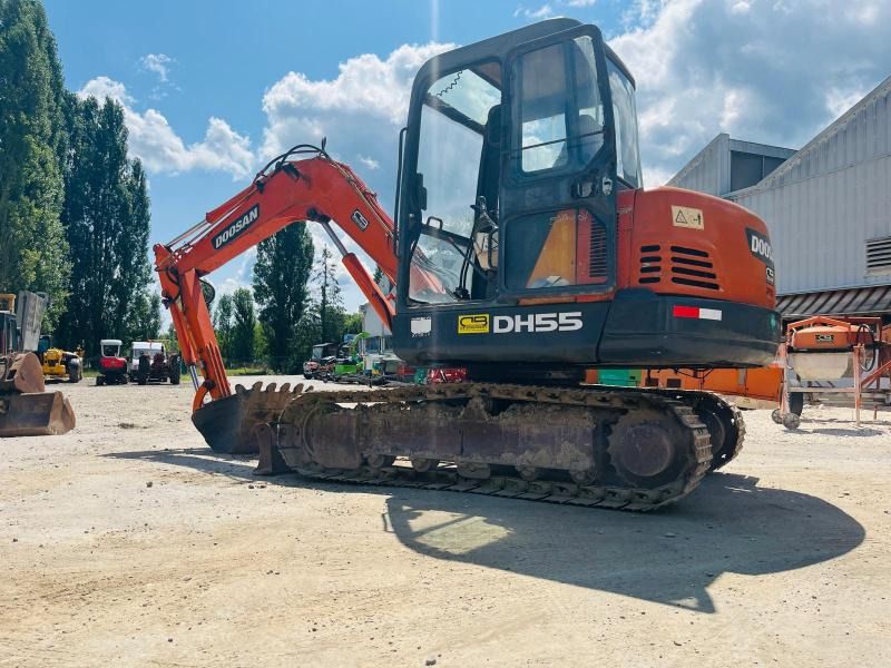 2004 Doosan DH55 mini excavator, side view 2004 Doosan DH55 mini excavator, side view