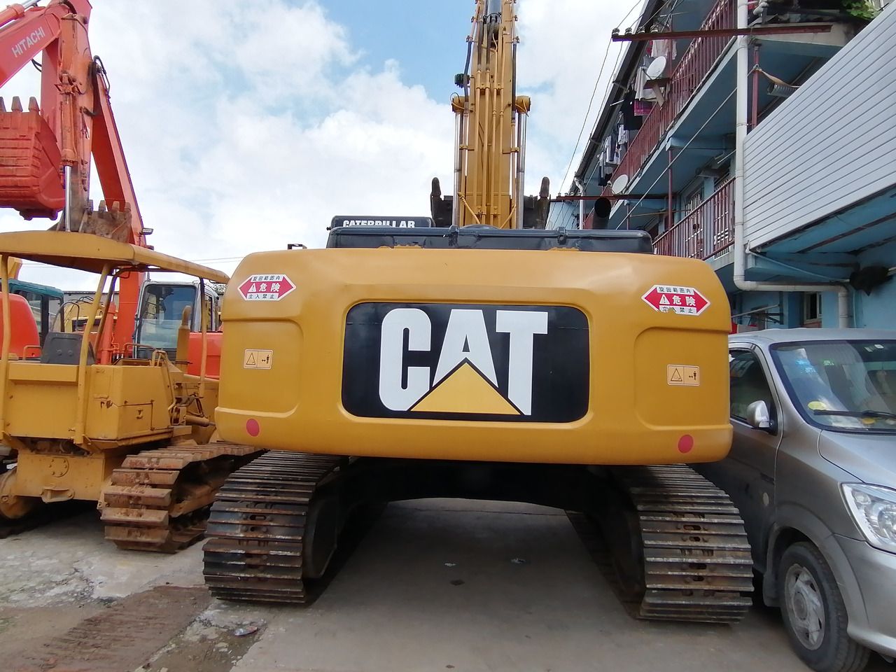 2022 Caterpillar 325D crawler excavator, rear view 2022 Caterpillar 325D crawler excavator, rear view