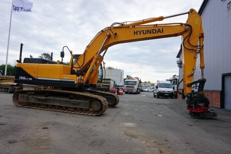 2015 Hyundai R260LC-9A crawler excavator, side profile view 2015 Hyundai R260LC-9A crawler excavator, side profile view