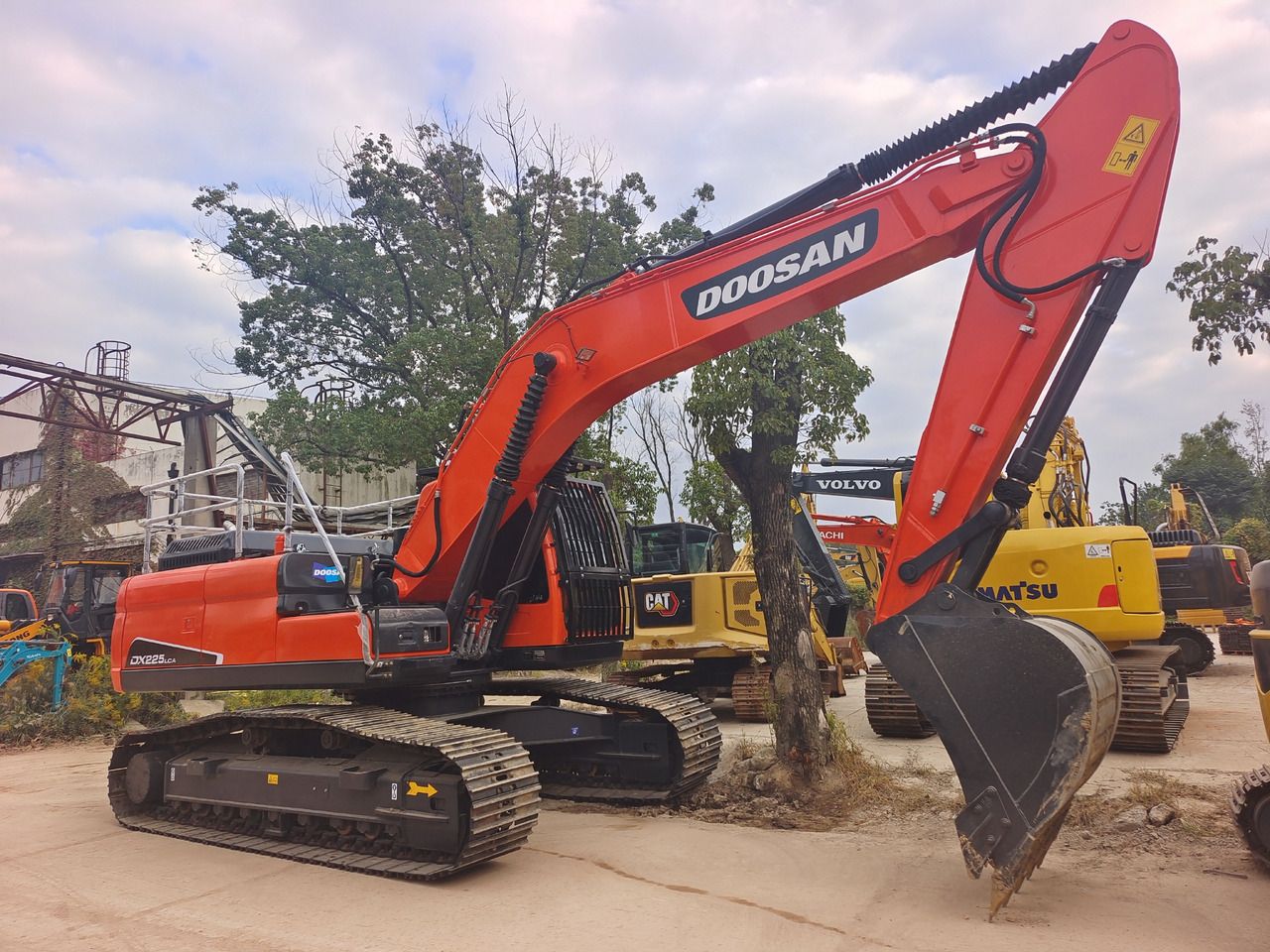 2024 Doosan DX225LCA crawler excavator, side view 2024 Doosan DX225LCA crawler excavator, side view