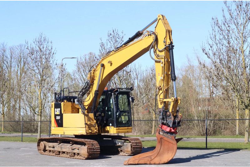 2018 Caterpillar 325F LCR crawler excavator, side view 2018 Caterpillar 325F LCR crawler excavator, side view