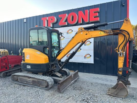 2016 Bobcat E35 mini excavator, side view 2016 Bobcat E35 mini excavator, side view