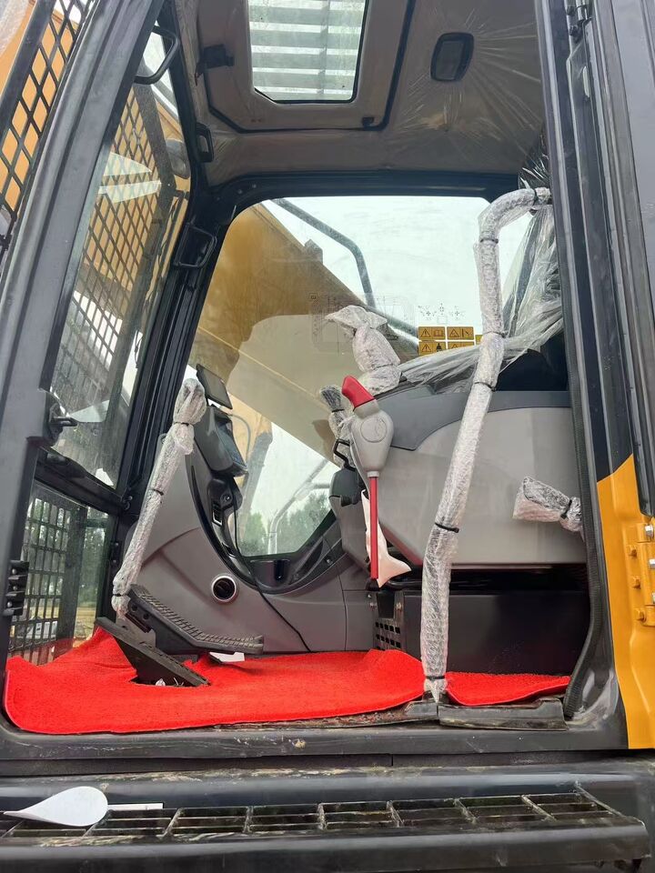 2022 XCMG XE370DK crawler excavator interior cab view 2022 XCMG XE370DK crawler excavator interior cab view