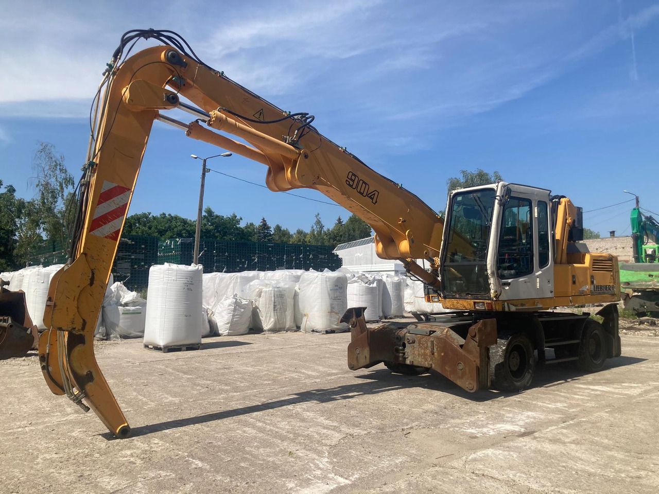 2007 Liebherr A904 Litronic material handler, side view 2007 Liebherr A904 Litronic material handler, side view