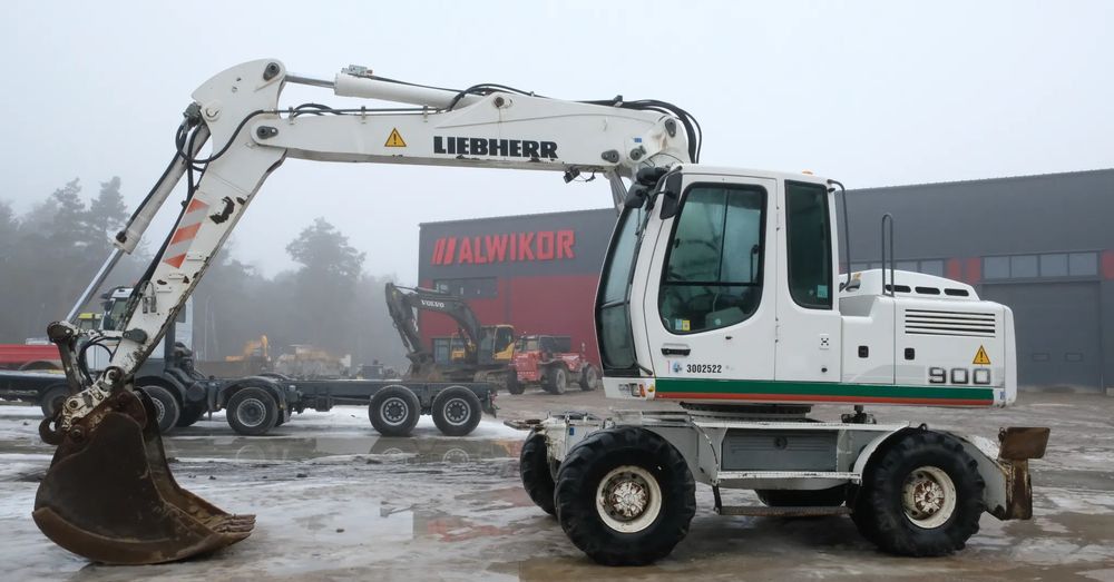2007 Liebherr 900C wheel excavator side view 2007 Liebherr 900C wheel excavator side view
