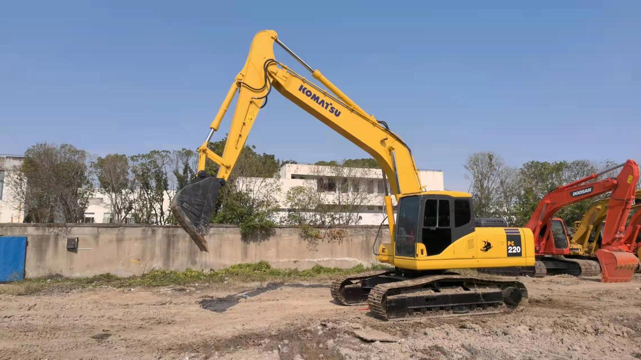2010 Komatsu PC220-7 crawler excavator, side view