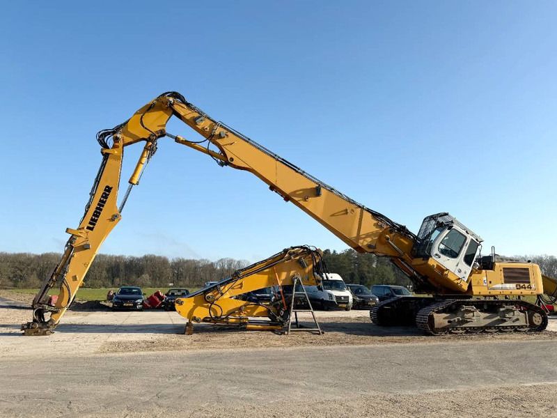 2012 Liebherr R944C UHD crawler excavator side view 2012 Liebherr R944C UHD crawler excavator side view