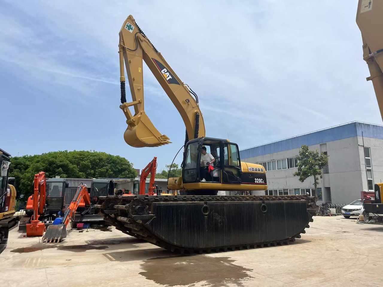 2020 Caterpillar 320CL amfibik ekskavatör, yan görünüm