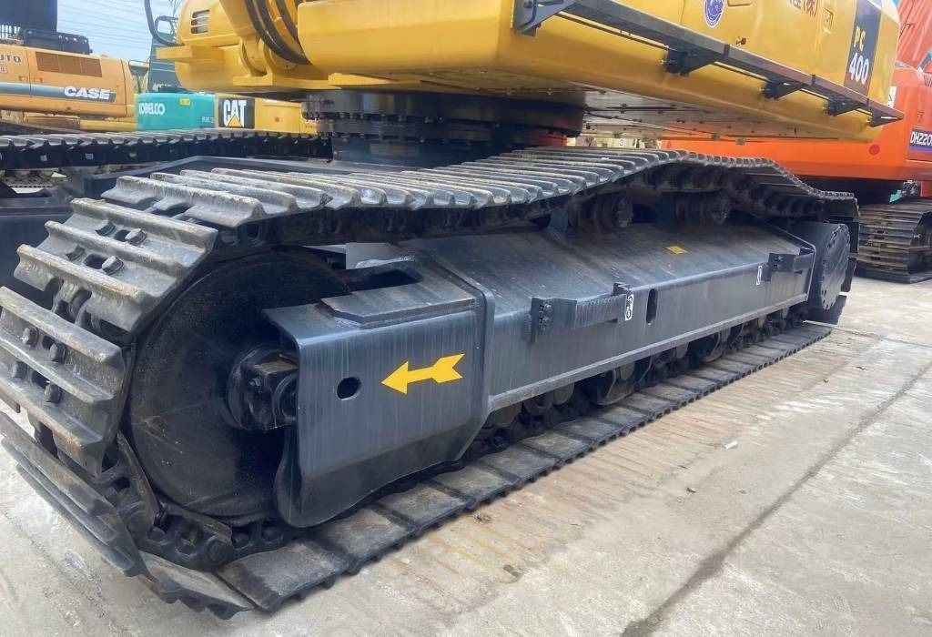2023 Komatsu PC400 crawler excavator undercarriage view 2023 Komatsu PC400 crawler excavator undercarriage view