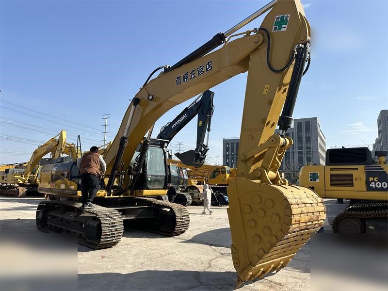 2025 Caterpillar 330D crawler excavator, side view 2025 Caterpillar 330D crawler excavator, side view