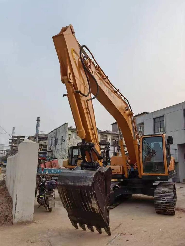 2019 Hyundai R220LC-9S crawler excavator, front three-quarter view 2019 Hyundai R220LC-9S crawler excavator, front three-quarter view