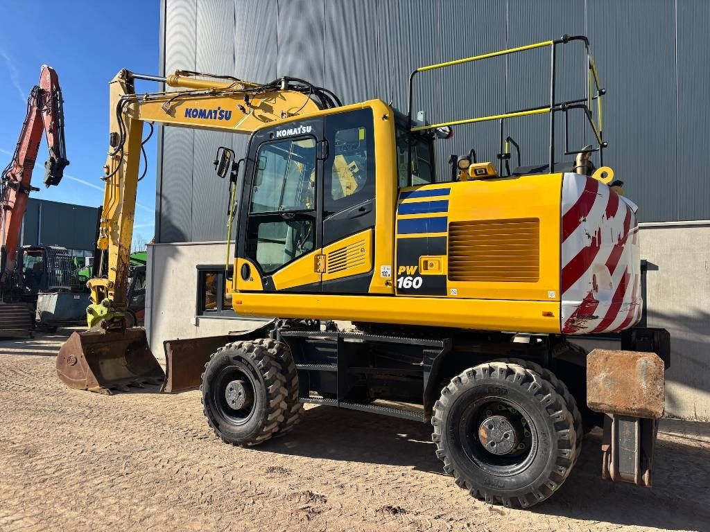 2019 Komatsu PW160-11 wheel excavator, side view