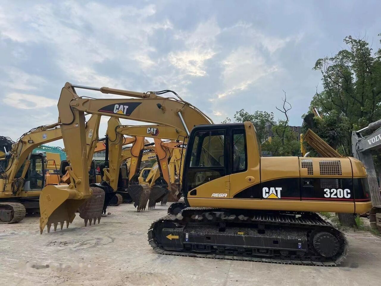 2020 Caterpillar 320C crawler excavator, side profile view