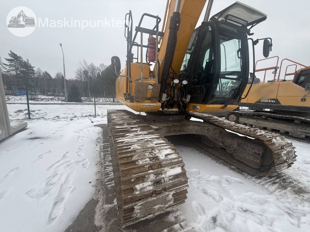 2016 JCB JS220 crawler excavator, side view 2016 JCB JS220 crawler excavator, side view