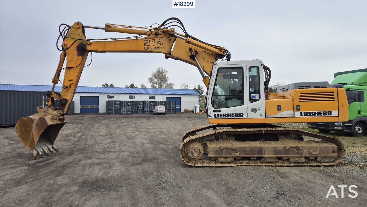 2002 Liebherr R914 Litronic crawler excavator, side view