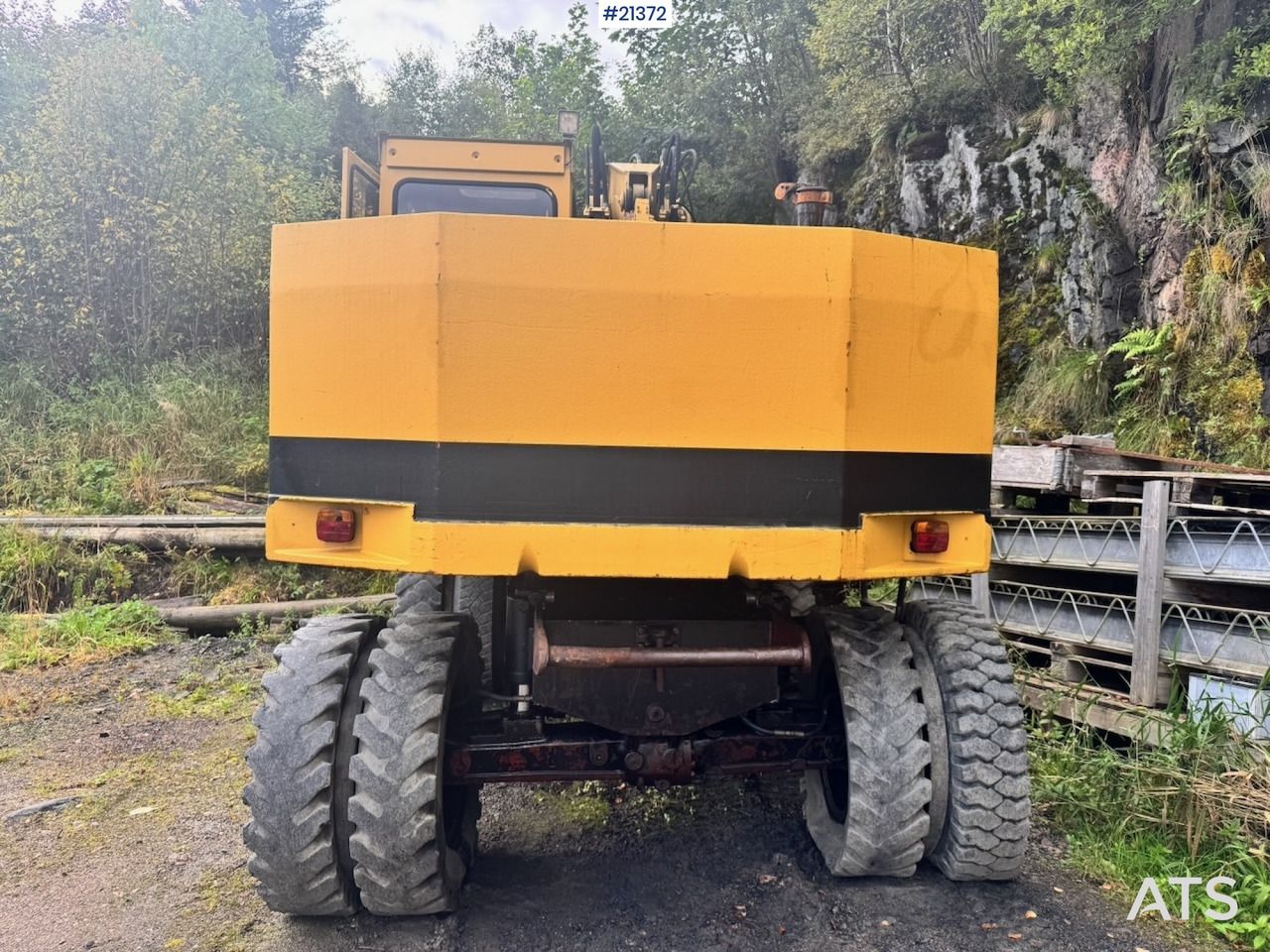 1994 Caterpillar 212B wheel excavator, rear view