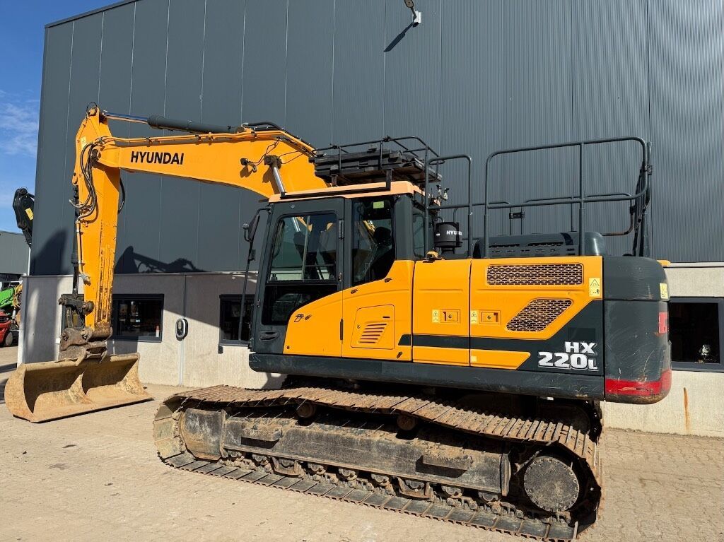 2020 Hyundai HX220L crawler excavator, side view 2020 Hyundai HX220L crawler excavator, side view