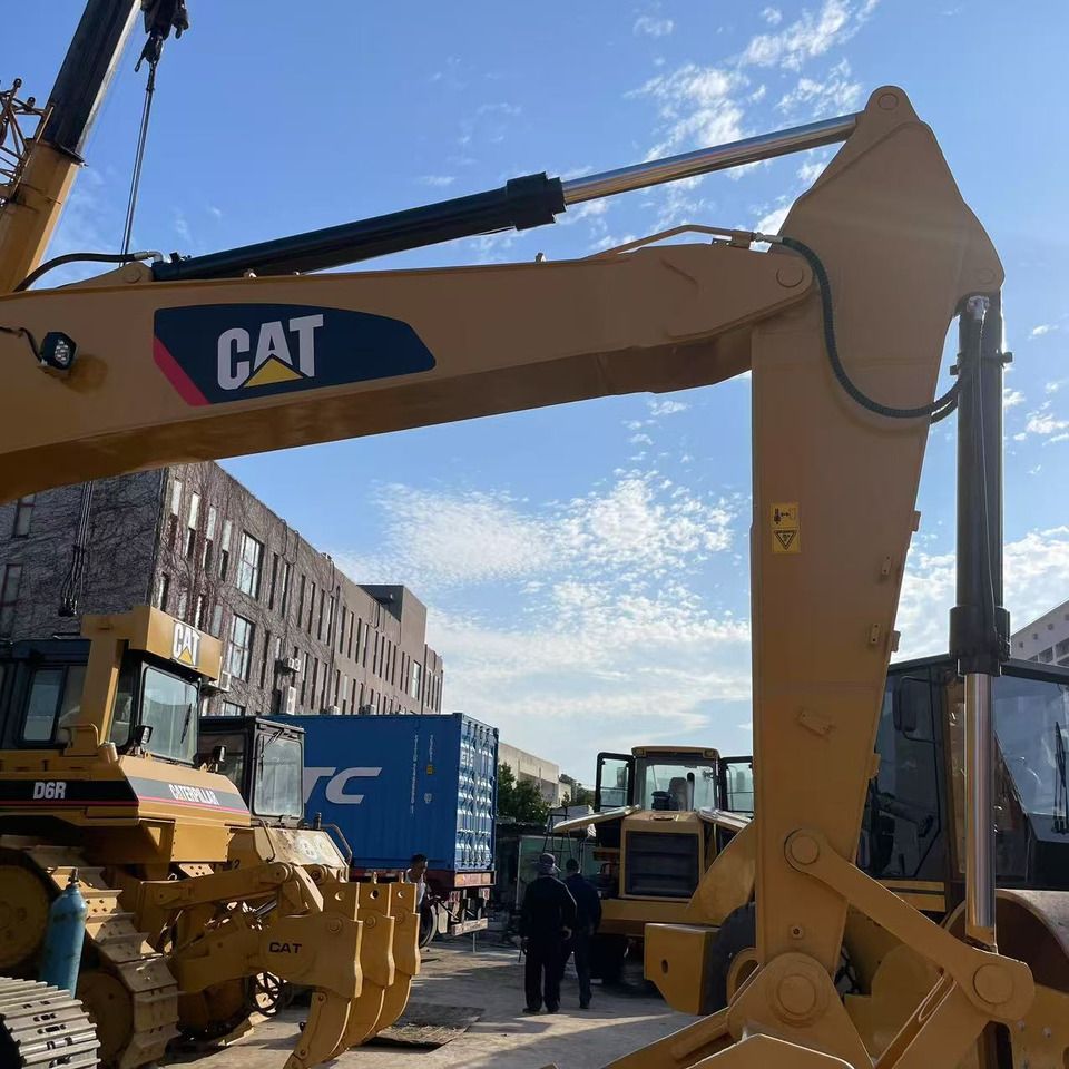 2022 Caterpillar 325D crawler excavator boom detail 2022 Caterpillar 325D crawler excavator boom detail