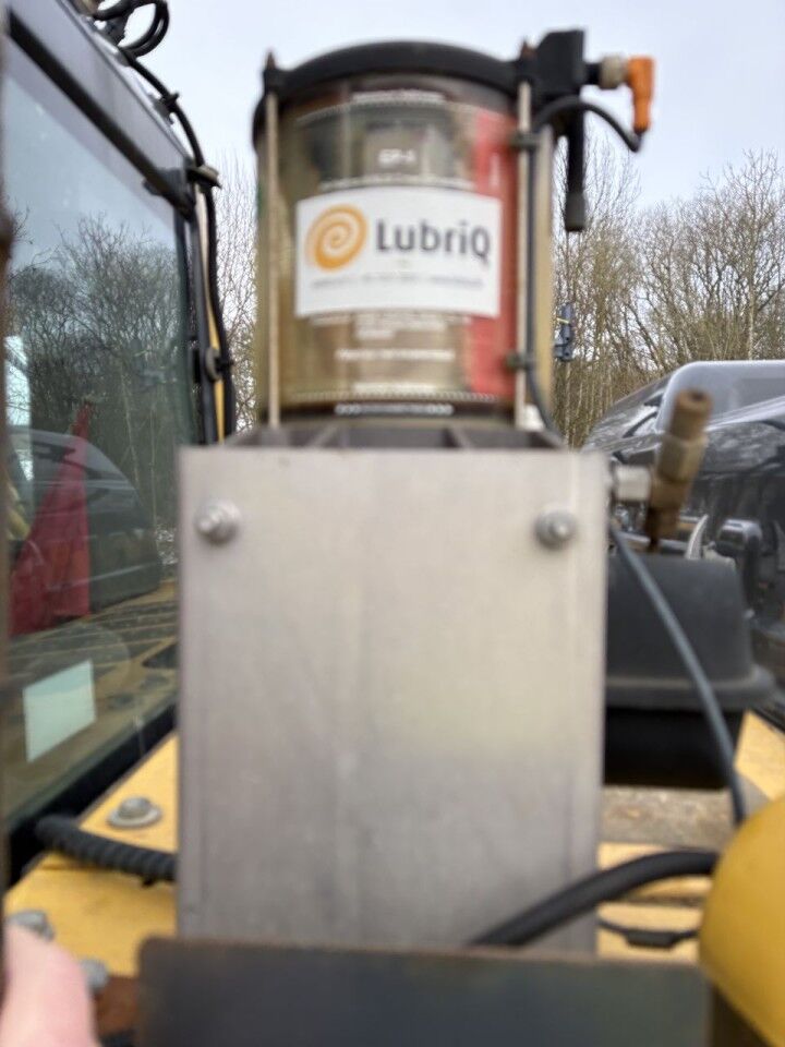 2019 Komatsu HB215LC-3 crawler excavator LubriQ lubrication system detail 2019 Komatsu HB215LC-3 crawler excavator LubriQ lubrication system detail