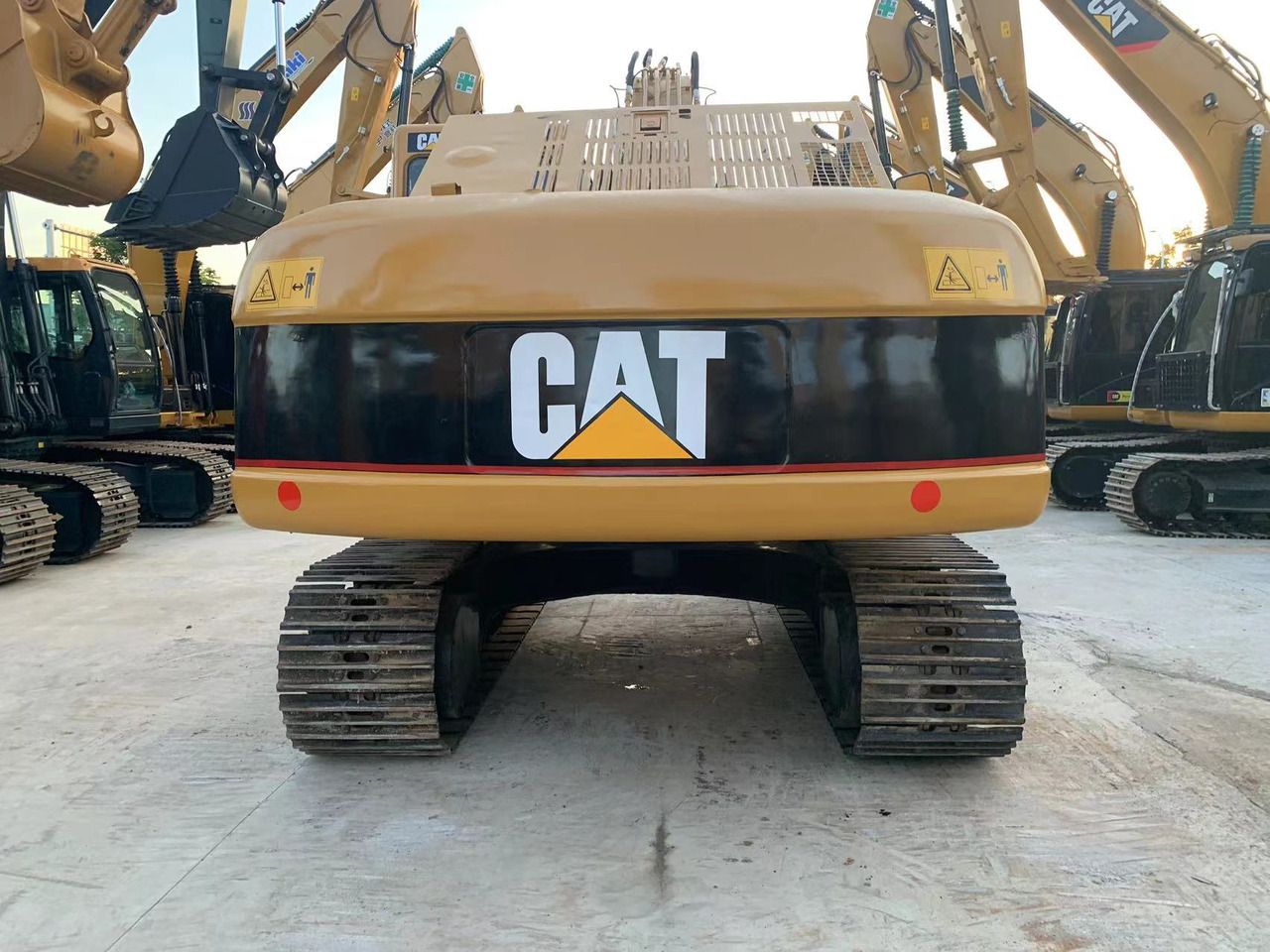 Escavatore cingolato Caterpillar 320CL del 2020, vista posteriore Escavatore cingolato Caterpillar 320CL del 2020, vista posteriore
