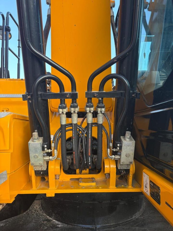 2018 JCB 220X L4F crawler excavator boom hydraulic detail
