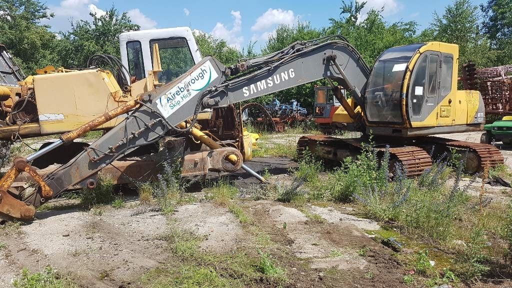 2001 Samsung SE 130LC-2 crawler excavator, side view 2001 Samsung SE 130LC-2 crawler excavator, side view