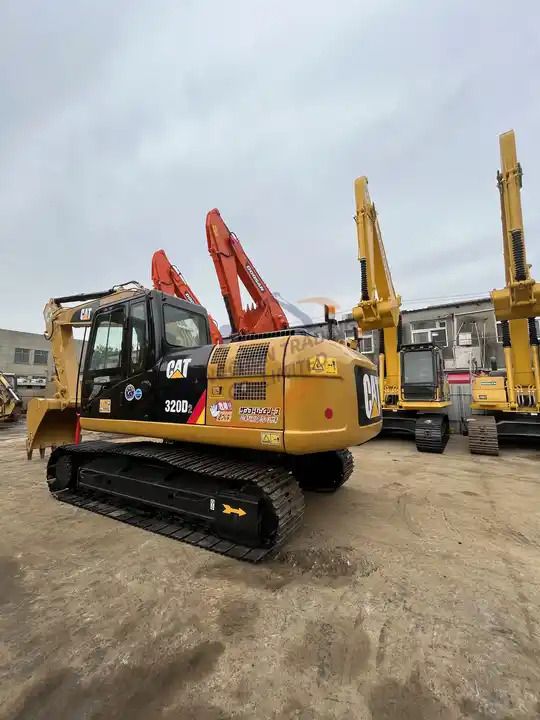 Excavatrice sur chenilles Caterpillar 320D2 de 2022, vue arrière trois quarts Excavatrice sur chenilles Caterpillar 320D2 de 2022, vue arrière trois quarts